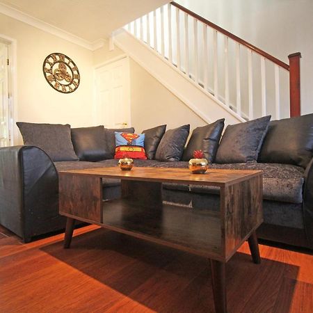 The Barwoods - Modern Spacious Home In Chester - Parking Exterior foto