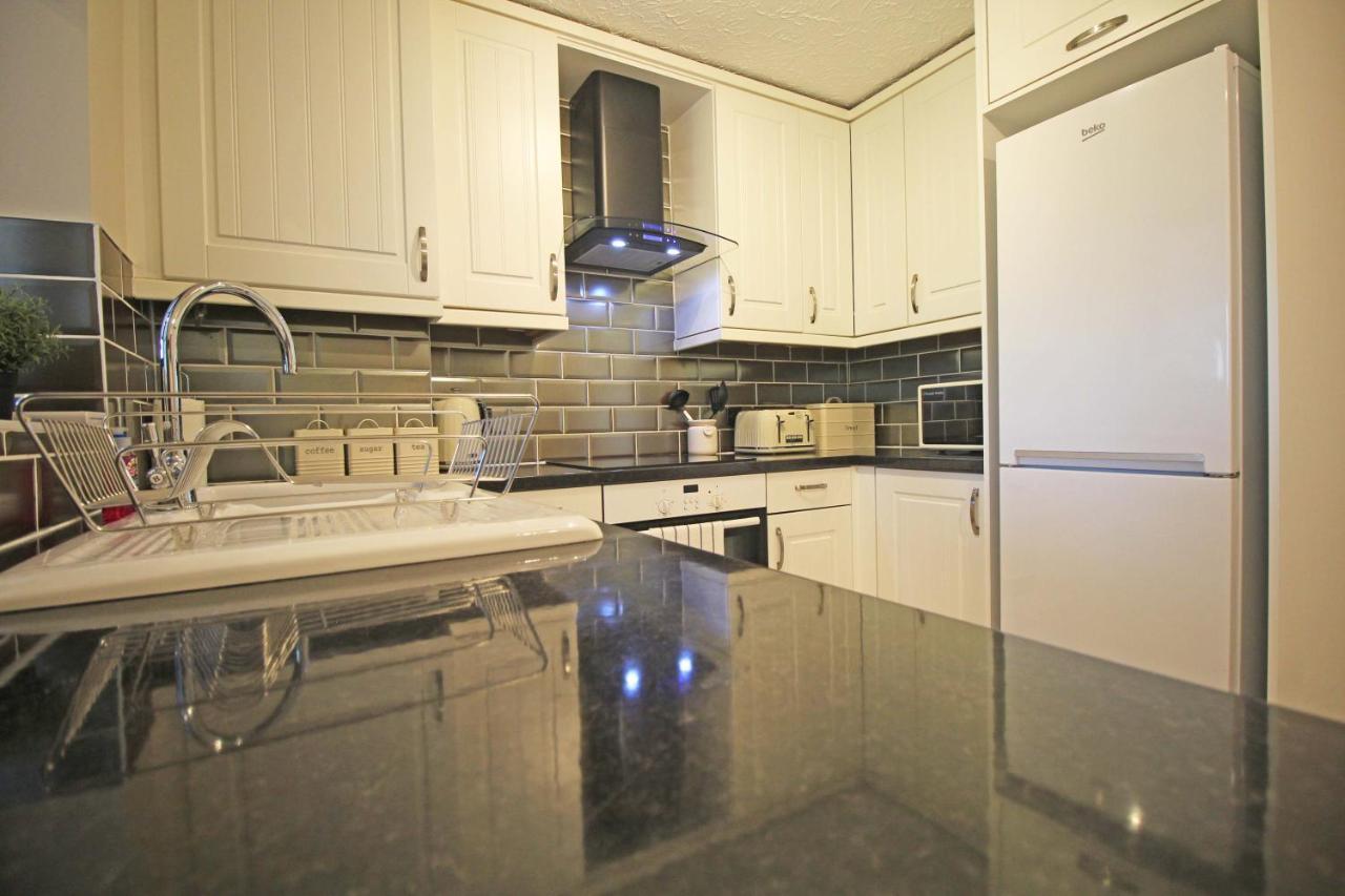 The Barwoods - Modern Spacious Home In Chester - Parking Exterior foto