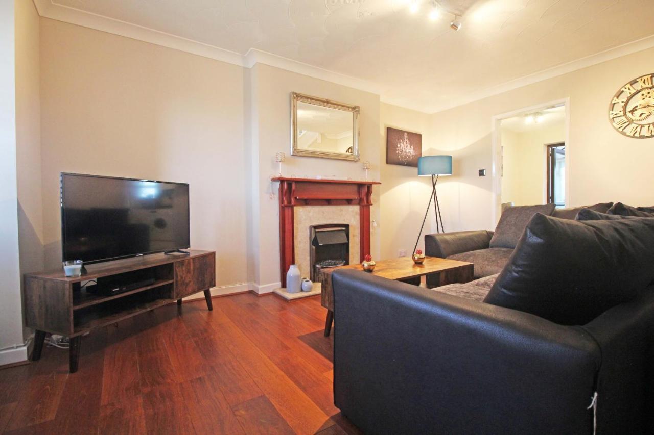 The Barwoods - Modern Spacious Home In Chester - Parking Exterior foto